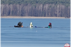 wedkarze-na-lodzie-3