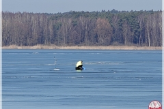 wedkarze-na-lodzie-4